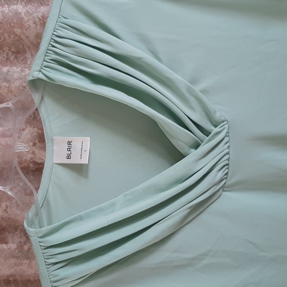 NWOT Blair v neck short sleeve tee - Picture 3 of 5